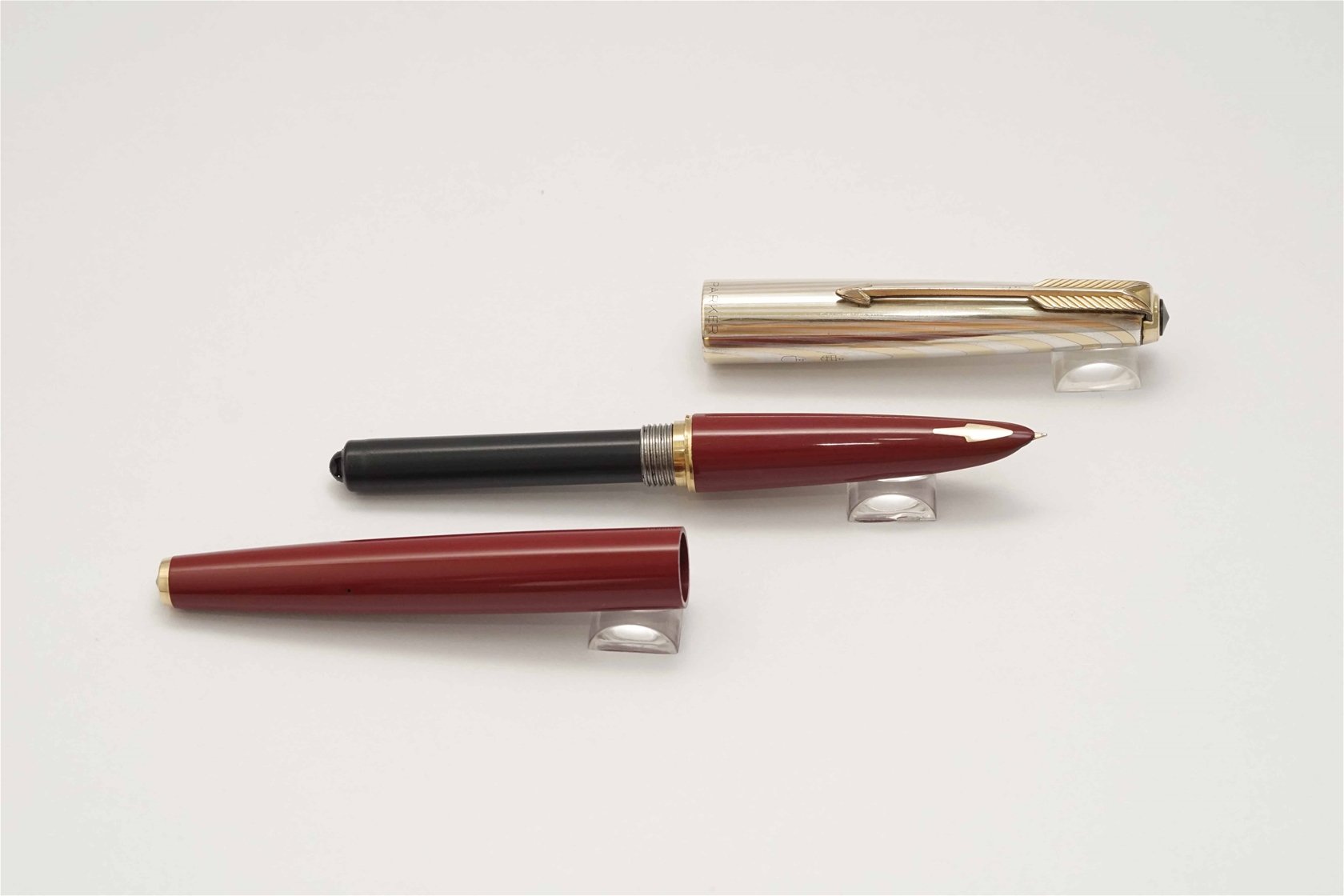 Bút máy Parker 61 Red Heritage Rainbow Cap 14K F Bút máy Parker 61 Red Heritage Rainbow Cap 14K F
